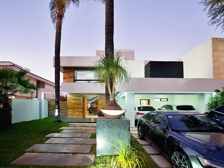 RESIDENCIA EN VALLE REAL ZAPOPAN. 450 Mts.