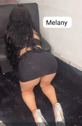 Chica candente dispuesta a complacerte