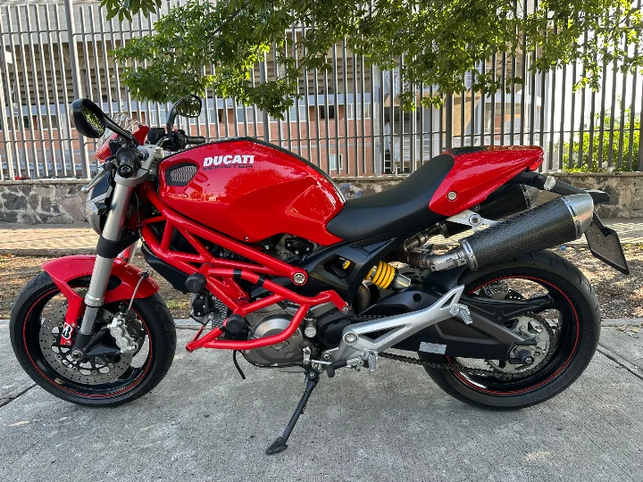 Ducati Monster 696cc año 2010