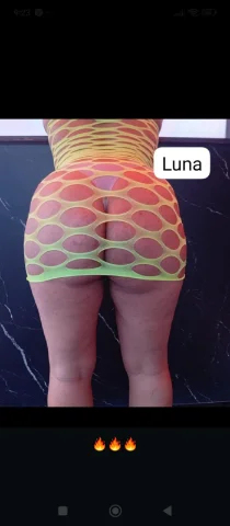 Luna chica candente de ricas curvas